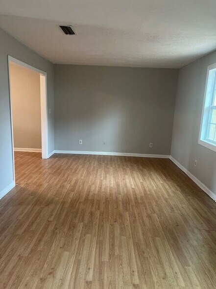 Building Photo - 6067 Regent Manor