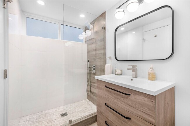 Building Photo - 816 The Strand