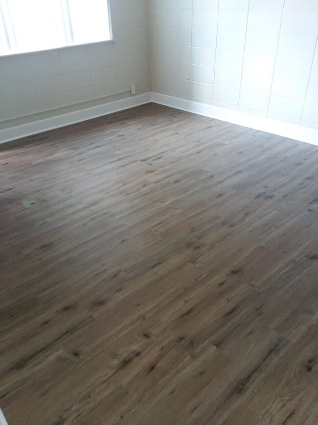 Building Photo - Clean 2 bedroom