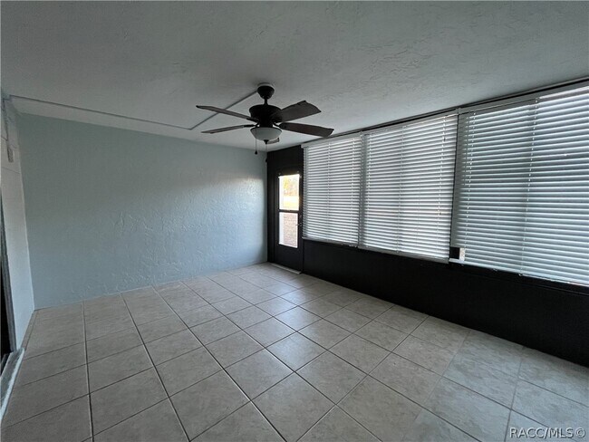 Building Photo - 715 E Hartford St