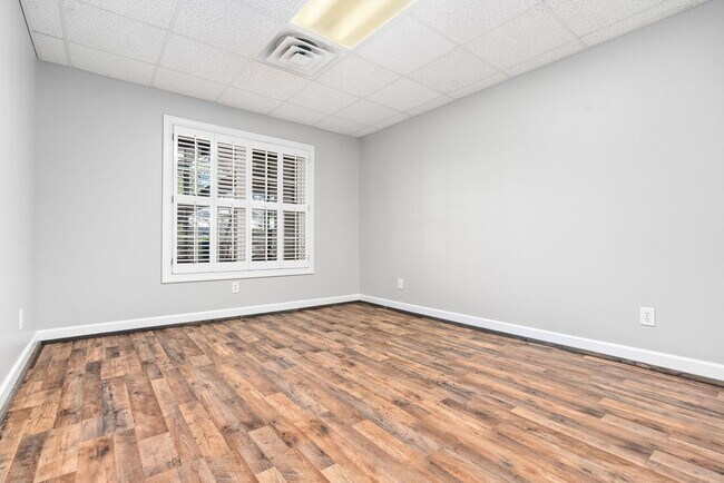 Building Photo - 1902 Hillbrook Cir