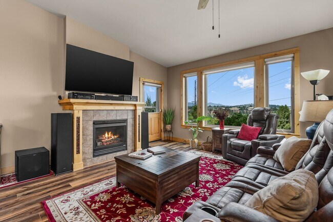 Building Photo - 3 Bed 2.5 bath plus Office/den-Townhome-Ri...