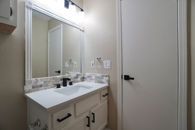 Building Photo - 508 Greenlawn Blvd
