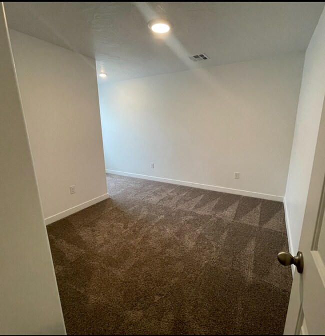 Building Photo - Small dog Friendly!! 4-6 Month Lease!