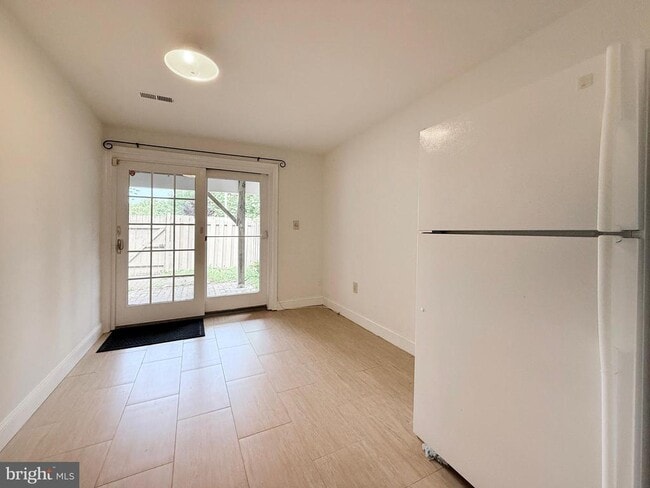 Building Photo - 10240 Arizona Cir