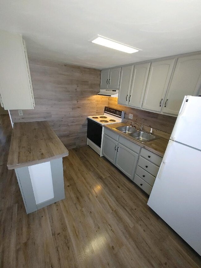 Building Photo - 5 Orchard Park