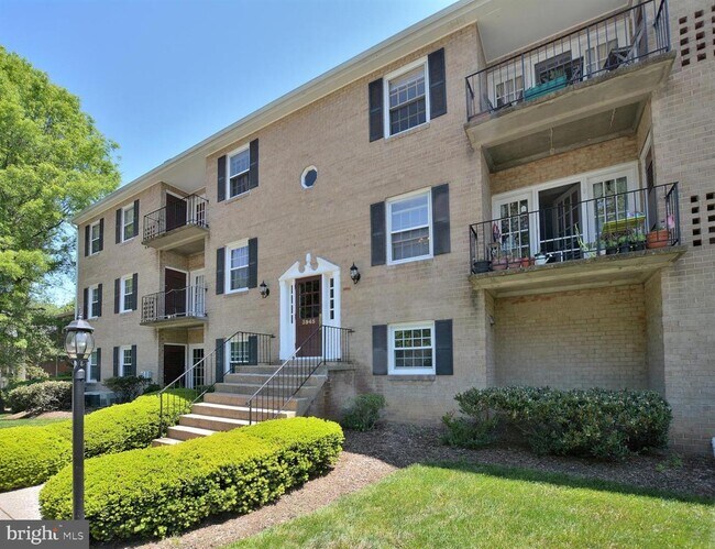 Primary Photo - 3945 Lyndhurst Dr