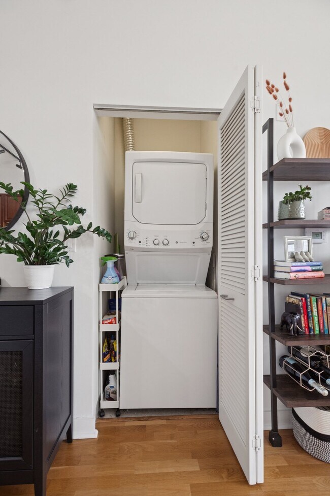 Building Photo - 901 W Madison St