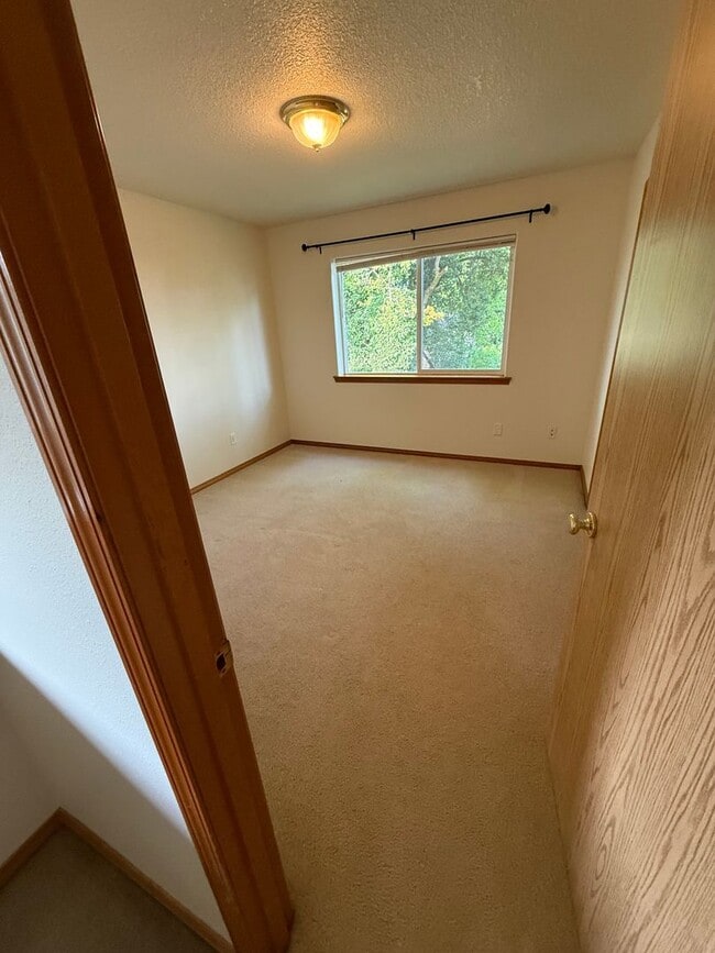 Building Photo - Great Condo next to a beautiful park!