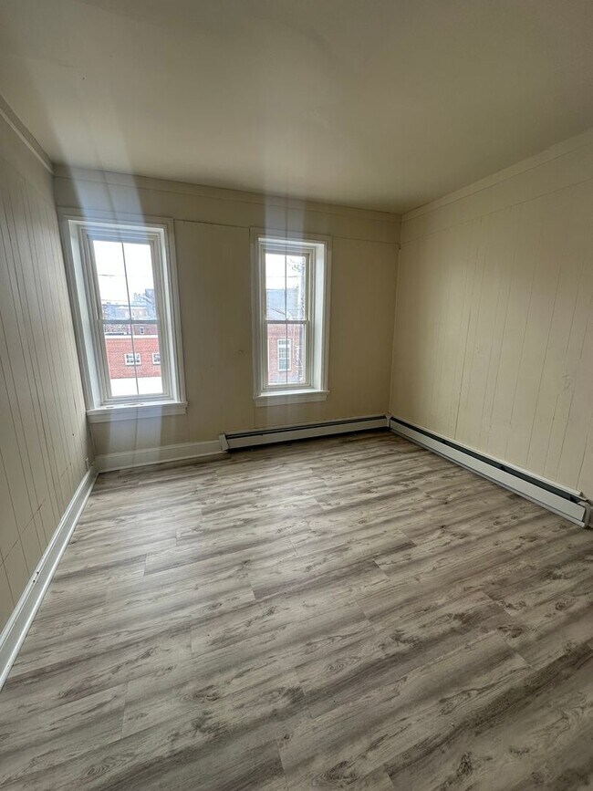 Building Photo - 409 Walnut St