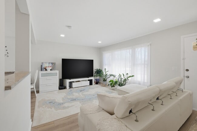 Building Photo - 1506 W Palm Dr