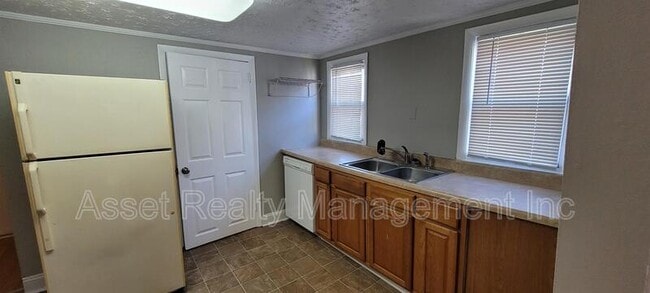 Building Photo - 410 E Quincy Ave
