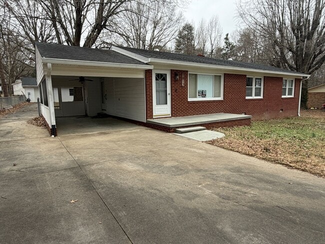 Building Photo - 2 Bedroom 2 Bath Brick rental home in Western Alamance county Fenced Yard 30x40 Garage custom Kit...