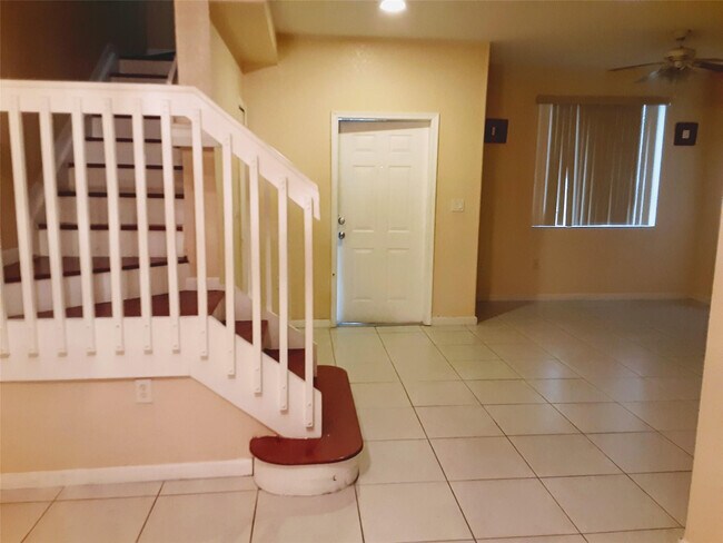 Building Photo - 1425 SE 24th Ct