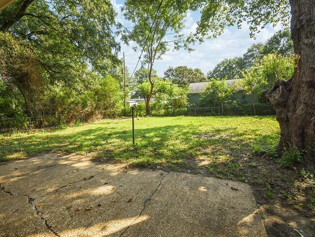 Building Photo - NEWLY UPDATED 3 bed, 1.5 bath home.