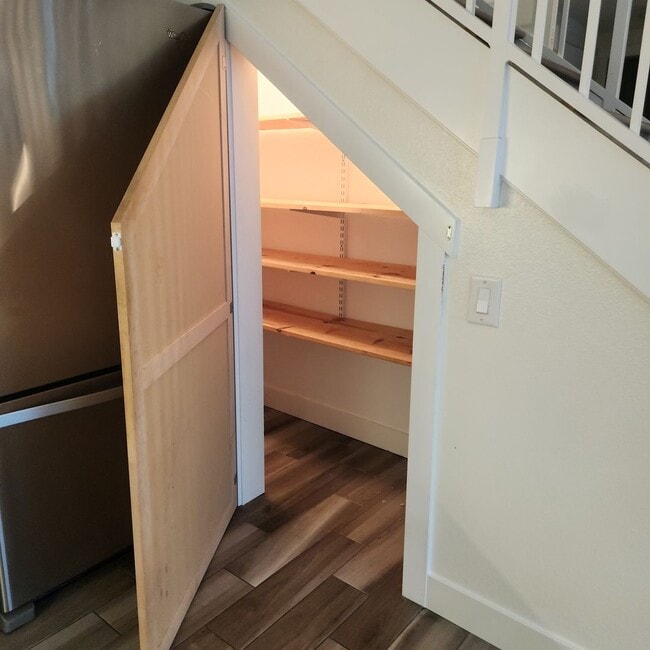 Building Photo - Little Italy Townhouse, 2bed 2.5 bath, high ceilings, pool and spa