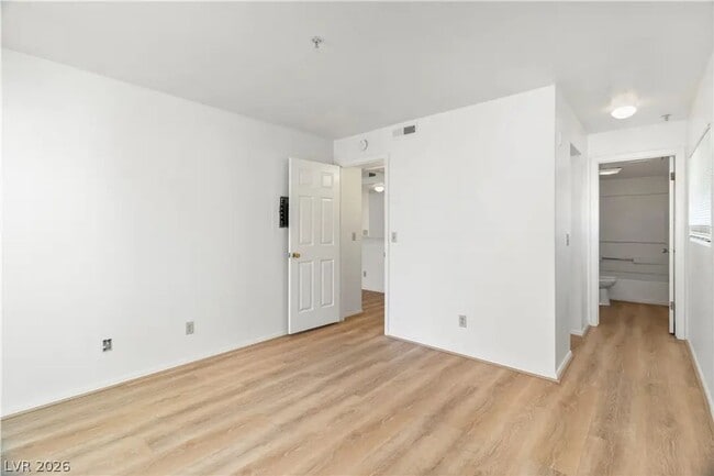 Building Photo - 3550 Bay Sands Dr