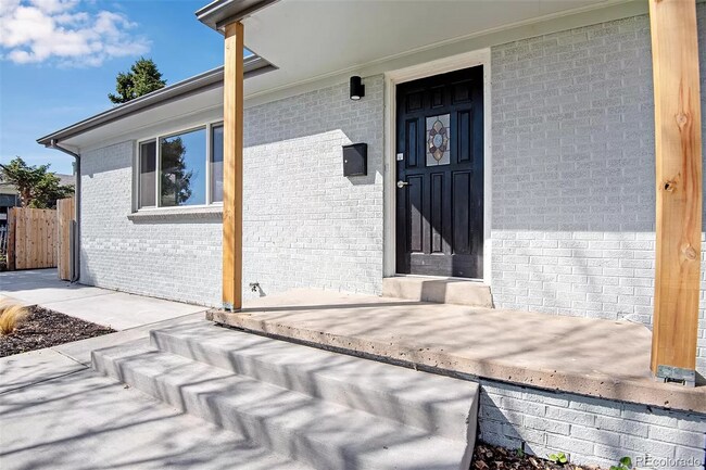 Building Photo - Gorgeous 5 Bedroom 2 1/2 Bathroom Littleto...