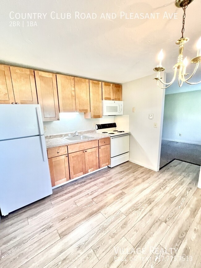 Building Photo - Roomy, remodeled 2-bed w/ on-site laundry ...