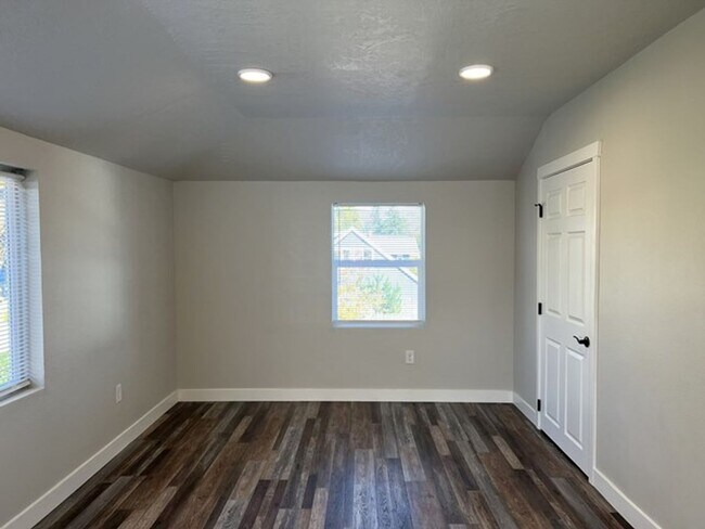 Building Photo - 3Bd/2Ba Two Story House - Available Now!