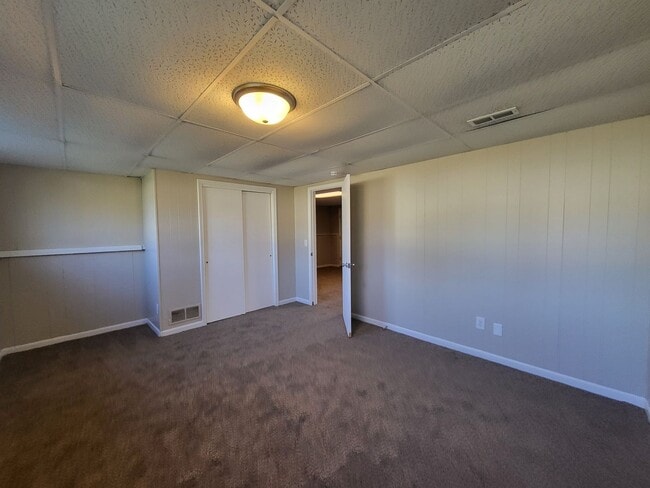 Building Photo - 4 Bedroom split-level home with garage!