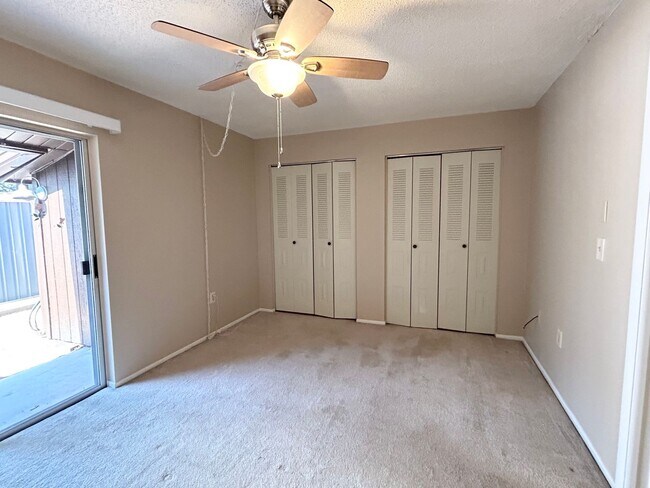 Building Photo - 2 Bedroom Villa with Screened in Patio!
