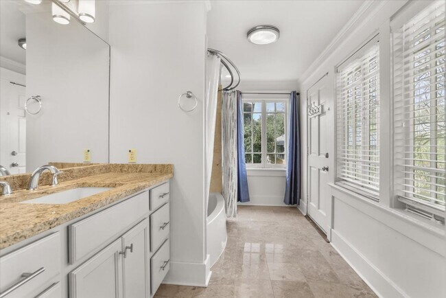 Building Photo - 5 BR- Available June 2027 lease - Renovated House steps from Campus!