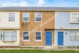 Building Photo - Spacious 2 bedroom 1.5 bathroom townhome n...