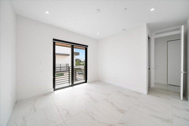 Building Photo - 1052 N Victoria Park Rd