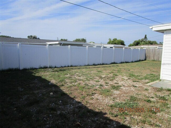 Building Photo - 3911 Redwood Dr