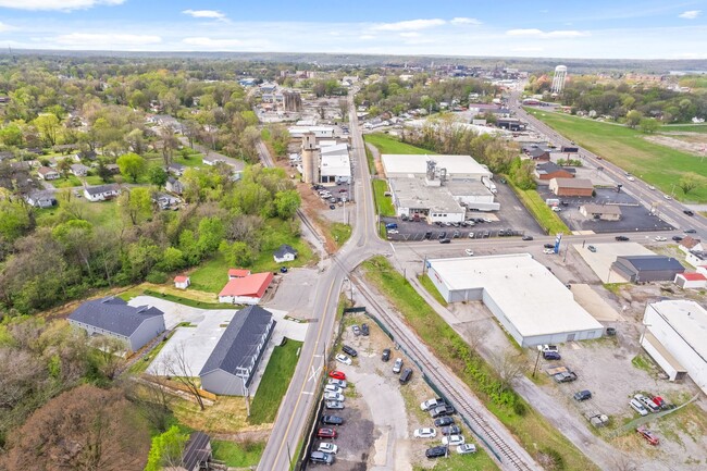 Building Photo - 1/2 off your first Months Rent! Close to downtown Clarksville & APSU! 2 Bed/2.5 Bath townhouse!