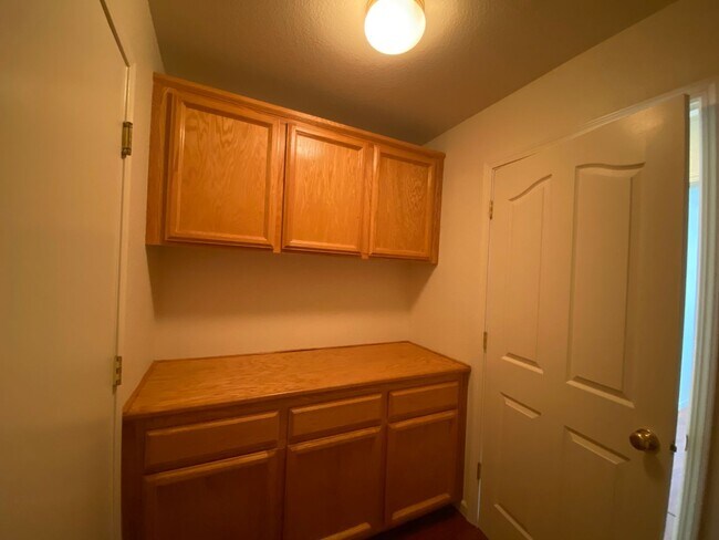 Building Photo - Spacious & Nice!
