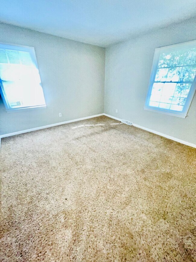 Building Photo - 3 bed 1.5 bath ranch style house * Special *