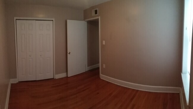 Building Photo - 405 E 5th St