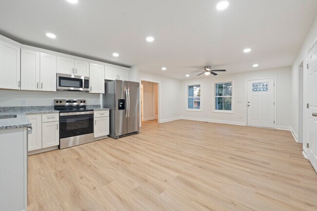 Building Photo - 527 W Cemetery St