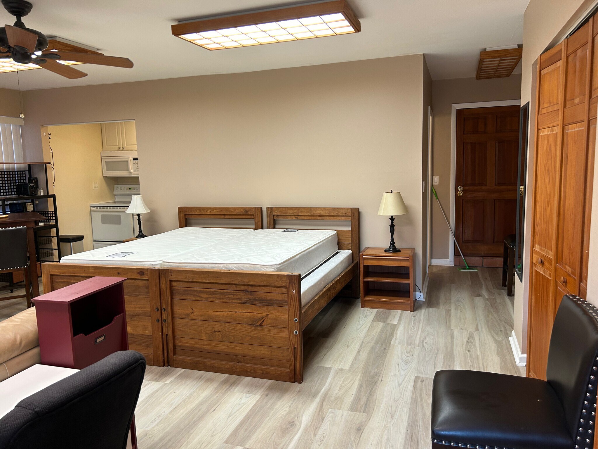 king bed with 2 nights stands & lamps - 630 NW 7th Ave