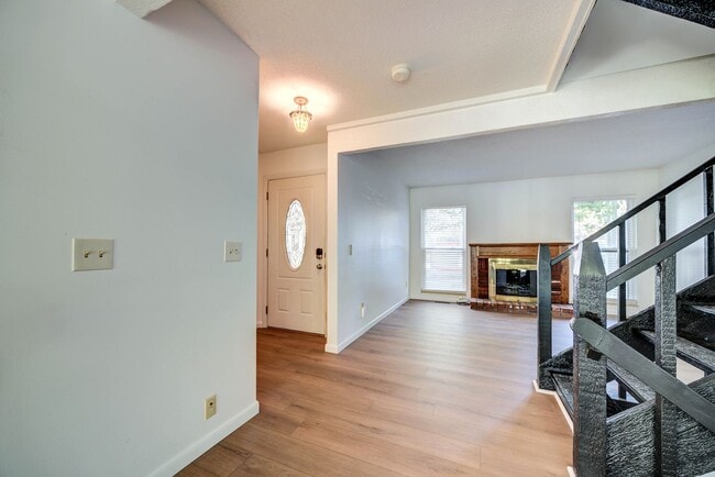 Building Photo - Live the Lake Lifestyle! 3-bedroom, 1.5-ba...