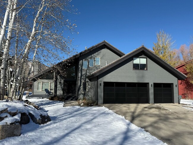 Primary Photo - Beautiful Silver Springs Home