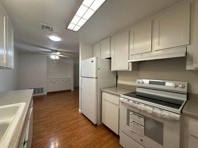 Building Photo - Two Bedroom in Great Location!