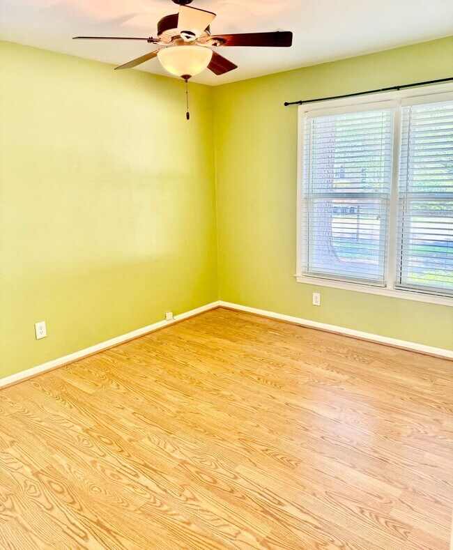 Building Photo - 3/2 Brick Home in Crowfield Plantation in Goose Creek!