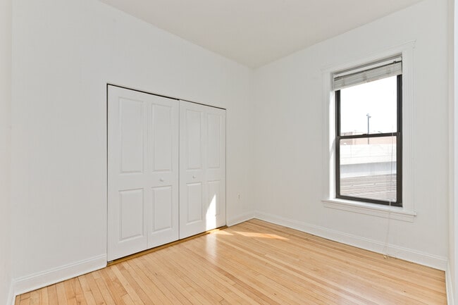 Building Photo - 1014 W Roscoe St