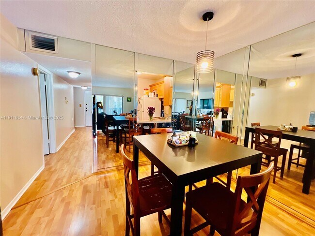 Building Photo - 1021 Mockingbird Ln