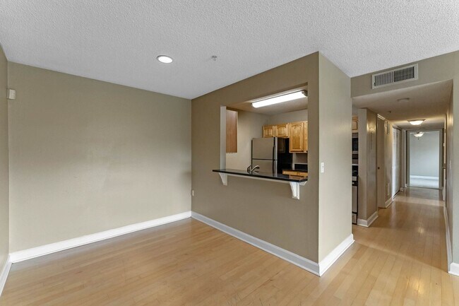 Building Photo - 2025 Dixie Belle Dr