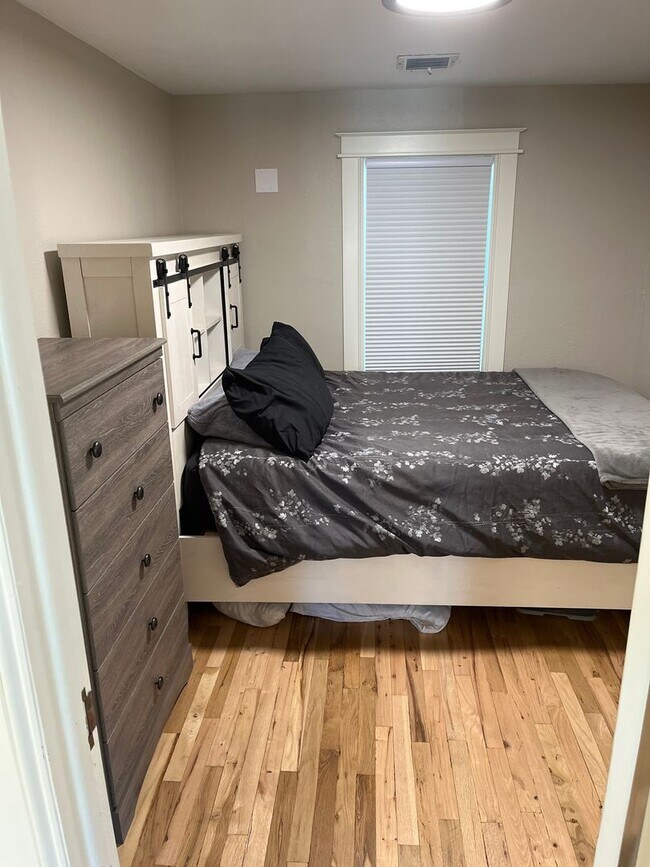 Building Photo - Cozy Cottage in Central Longmont