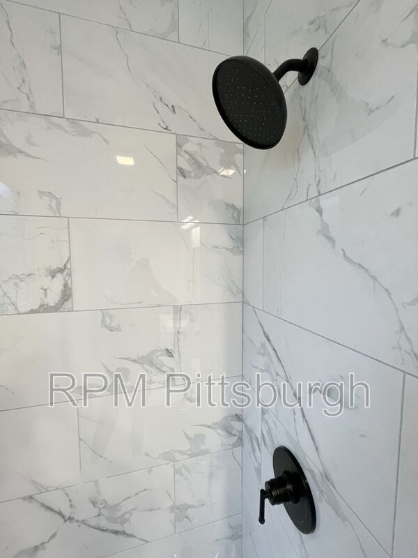 Building Photo - 2019 E Beckert Ave