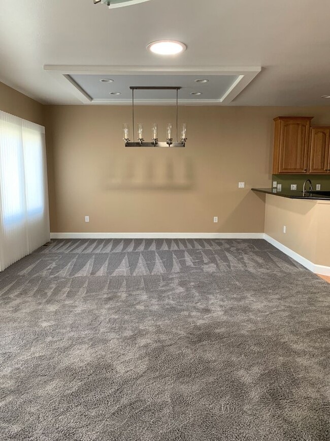 Building Photo - LARGE 3 BED 3 BATH TOWNHOME IN THE DESIRABLE POINTE NEIGHBORHOOD