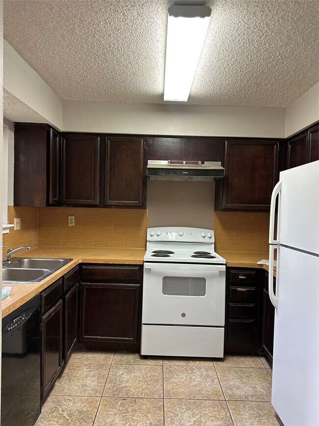 Building Photo - 10104 Waterstone Dr