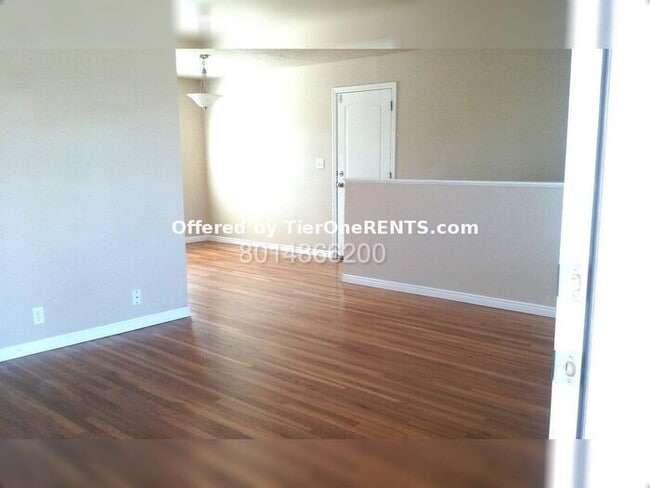 Building Photo - Move in special: $500 off first month rent!!