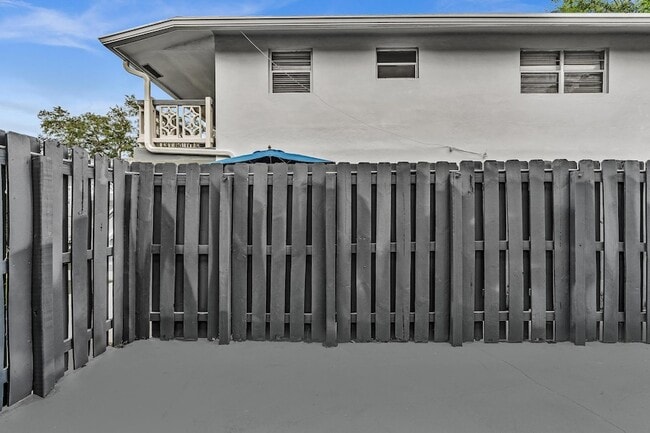 Building Photo - 626 SW 14th Ave