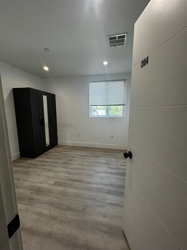 Building Photo - PRIVATE ROOM WITH PERSONAL BATHROOM & SHOWER